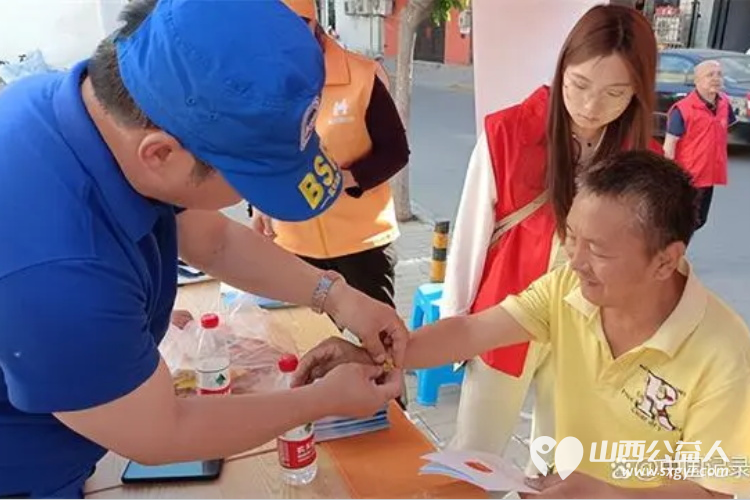 长治市阳光困境儿童帮扶协会携手潞洲区角沿新时代文明实践联合开展了让爱回家----防走失宣传黄手环发放活动 - 第6张 - 山西公益人 长治市阳光困境儿童帮扶协会携手潞洲区角沿新时代文明实践联合开展了让爱回家----防走失宣传黄手环发放活动 - 第6张