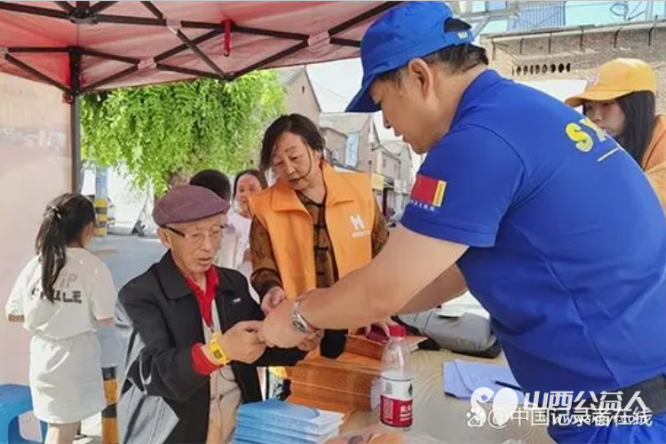 长治市阳光困境儿童帮扶协会携手潞洲区角沿新时代文明实践联合开展了让爱回家----防走失宣传黄手环发放活动 - 第3张 - 山西公益人 长治市阳光困境儿童帮扶协会携手潞洲区角沿新时代文明实践联合开展了让爱回家----防走失宣传黄手环发放活动 - 第3张
