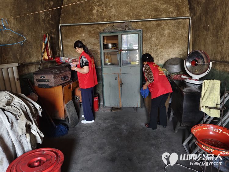 介休市敬老协会敬老爱老助老行动----义安镇沙堡村入户86岁特困老人曹恩明家中为老人们送去社会的温暖 - 第4张 - 山西公益人 介休市敬老协会敬老爱老助老行动----义安镇沙堡村入户86岁特困老人曹恩明家中为老人们送去社会的温暖 - 第4张