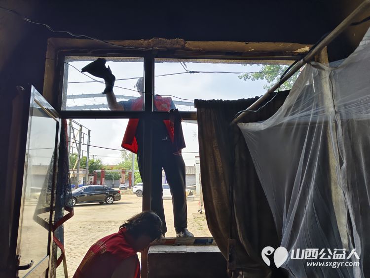 介休市敬老协会敬老爱老助老行动----义安镇沙堡村入户86岁特困老人曹恩明家中为老人们送去社会的温暖 - 第9张 - 山西公益人 介休市敬老协会敬老爱老助老行动----义安镇沙堡村入户86岁特困老人曹恩明家中为老人们送去社会的温暖 - 第9张