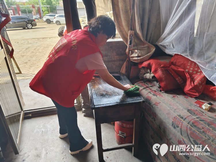 介休市敬老协会敬老爱老助老行动----义安镇沙堡村入户86岁特困老人曹恩明家中为老人们送去社会的温暖 - 第5张 - 山西公益人 介休市敬老协会敬老爱老助老行动----义安镇沙堡村入户86岁特困老人曹恩明家中为老人们送去社会的温暖 - 第5张