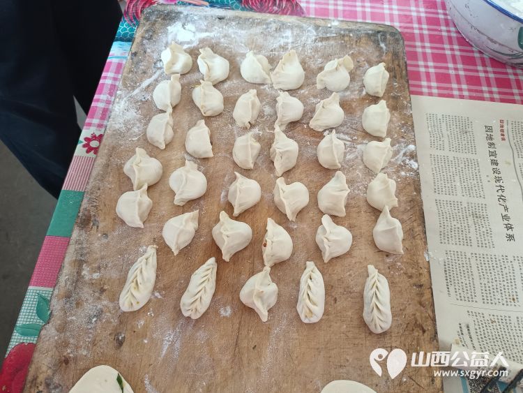 介休市敬老协会敬老爱老助老行动----入户连福镇义和堡村83岁特困老人王士功家中为老人们送去社会的温暖 - 第13张 - 山西公益人 介休市敬老协会敬老爱老助老行动----入户连福镇义和堡村83岁特困老人王士功家中为老人们送去社会的温暖 - 第13张