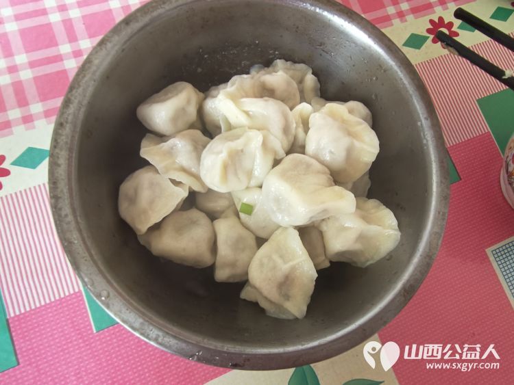 介休市敬老协会敬老爱老助老行动----入户连福镇义和堡村83岁特困老人王士功家中为老人们送去社会的温暖 - 第12张 - 山西公益人 介休市敬老协会敬老爱老助老行动----入户连福镇义和堡村83岁特困老人王士功家中为老人们送去社会的温暖 - 第12张