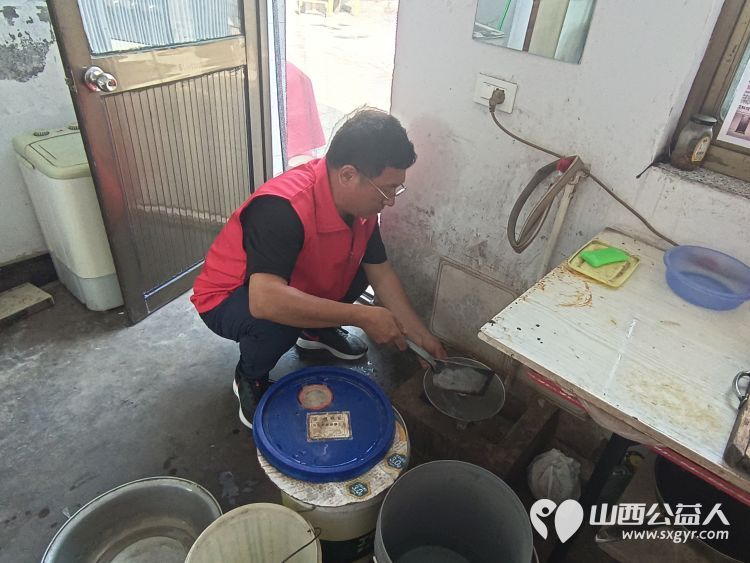 介休市敬老协会敬老爱老助老行动----入户连福镇义和堡村83岁特困老人王士功家中为老人们送去社会的温暖 - 第8张 - 山西公益人 介休市敬老协会敬老爱老助老行动----入户连福镇义和堡村83岁特困老人王士功家中为老人们送去社会的温暖 - 第8张