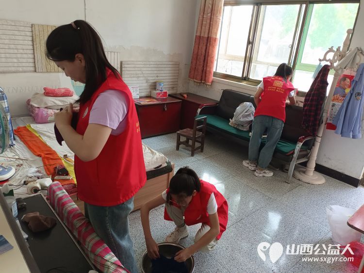 介休市敬老协会敬老爱老助老行动----入户连福镇义和堡村83岁特困老人王士功家中为老人们送去社会的温暖 - 第5张 - 山西公益人 介休市敬老协会敬老爱老助老行动----入户连福镇义和堡村83岁特困老人王士功家中为老人们送去社会的温暖 - 第5张