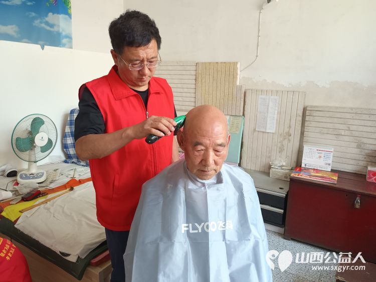 介休市敬老协会敬老爱老助老行动----入户连福镇义和堡村83岁特困老人王士功家中为老人们送去社会的温暖 - 第2张 - 山西公益人 介休市敬老协会敬老爱老助老行动----入户连福镇义和堡村83岁特困老人王士功家中为老人们送去社会的温暖 - 第2张
