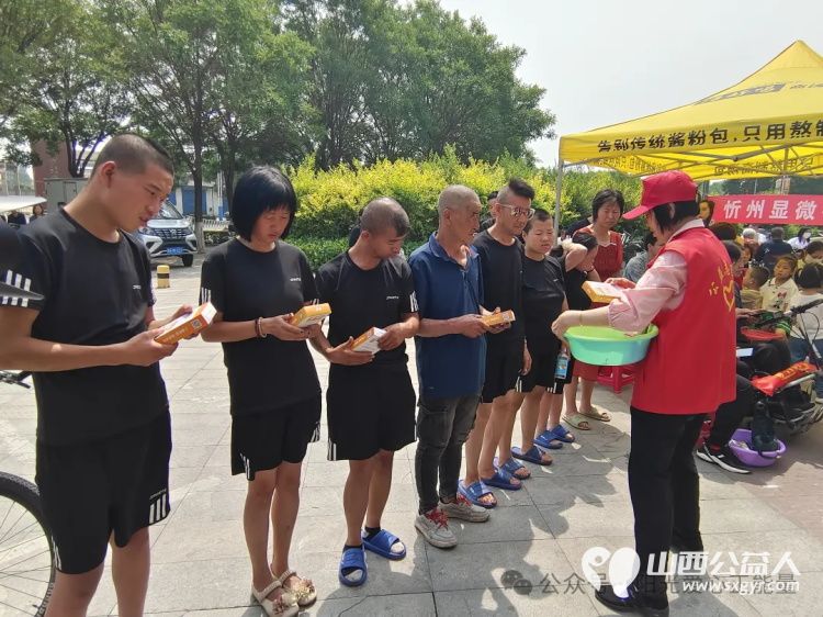 忻州市阳光爱心公益志愿者协会承办的“助残饺子宴”拉开了帷幕残障人士在这里感受到了关爱和尊重 - 第9张 - 山西公益人 忻州市阳光爱心公益志愿者协会承办的“助残饺子宴”拉开了帷幕残障人士在这里感受到了关爱和尊重 - 第9张