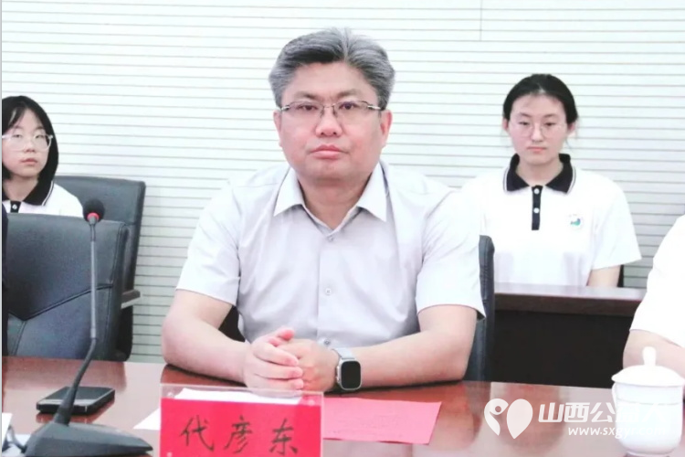 忻州一中举行山西省青少年发展基金会忻州一中校友红玫瑰基金发放仪式30名忻中学子颁发每人2000元的爱心资助 - 第7张 - 山西公益人 忻州一中举行山西省青少年发展基金会忻州一中校友红玫瑰基金发放仪式30名忻中学子颁发每人2000元的爱心资助 - 第7张