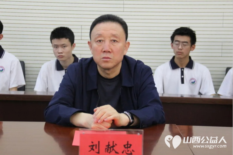 忻州一中举行山西省青少年发展基金会忻州一中校友红玫瑰基金发放仪式30名忻中学子颁发每人2000元的爱心资助 - 第8张 - 山西公益人 忻州一中举行山西省青少年发展基金会忻州一中校友红玫瑰基金发放仪式30名忻中学子颁发每人2000元的爱心资助 - 第8张