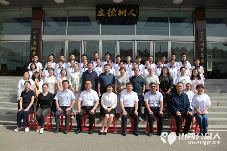 忻州一中举行山西省青少年发展基金会忻州一中校友红玫瑰基金发放仪式30名忻中学子颁发每人2000元的爱心资助 - 第16张 - 山西公益人 忻州一中举行山西省青少年发展基金会忻州一中校友红玫瑰基金发放仪式30名忻中学子颁发每人2000元的爱心资助 - 第16张