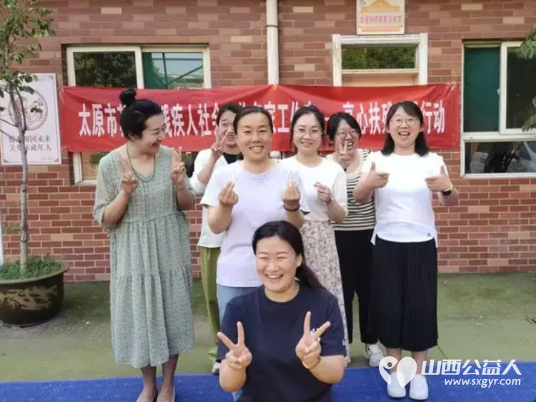 太原市苏延恒残疾人社会工作名家工作室的苏老师在太原市迎泽区特殊教育中心学校为全体一线教师进行了一次沙盘减压活动 - 第6张