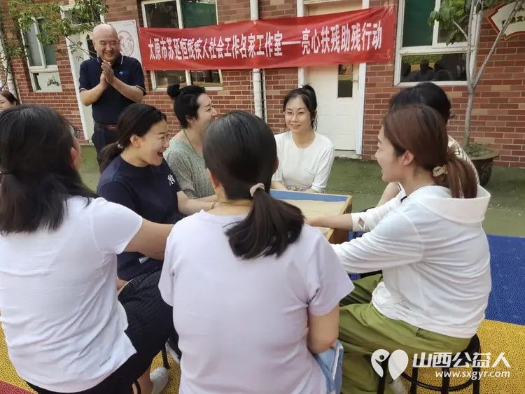 太原市苏延恒残疾人社会工作名家工作室的苏老师在太原市迎泽区特殊教育中心学校为全体一线教师进行了一次沙盘减压活动 - 第4张