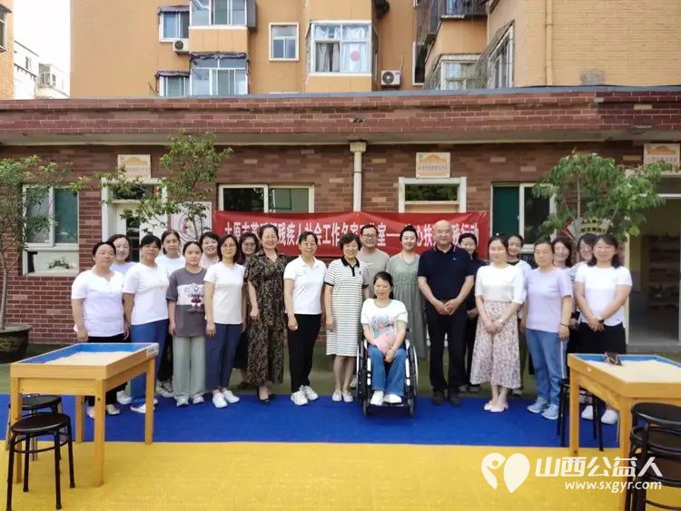 太原市苏延恒残疾人社会工作名家工作室的苏老师在太原市迎泽区特殊教育中心学校为全体一线教师进行了一次沙盘减压活动 - 第1张