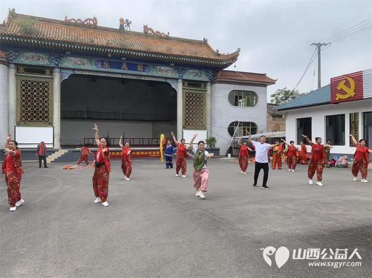 长治市圆梦公益协会走进欢掌底村开展关爱老人爱心捐助给村里70岁以上老人送去了金沙河面片 - 第20张