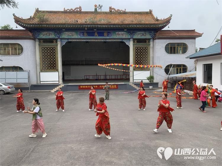 长治市圆梦公益协会走进欢掌底村开展关爱老人爱心捐助给村里70岁以上老人送去了金沙河面片 - 第19张