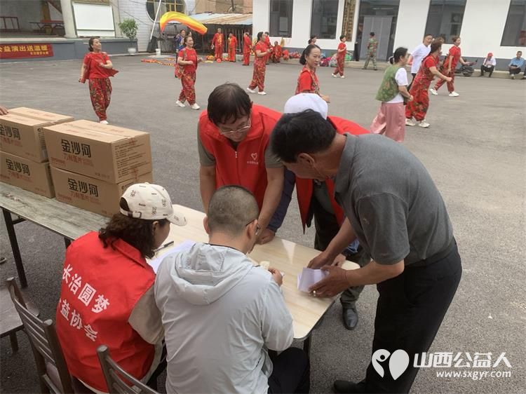 长治市圆梦公益协会走进欢掌底村开展关爱老人爱心捐助给村里70岁以上老人送去了金沙河面片 - 第15张