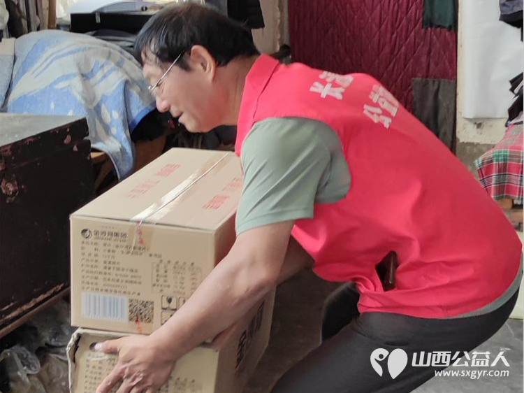 长治市圆梦公益协会走进欢掌底村开展关爱老人爱心捐助给村里70岁以上老人送去了金沙河面片 - 第28张