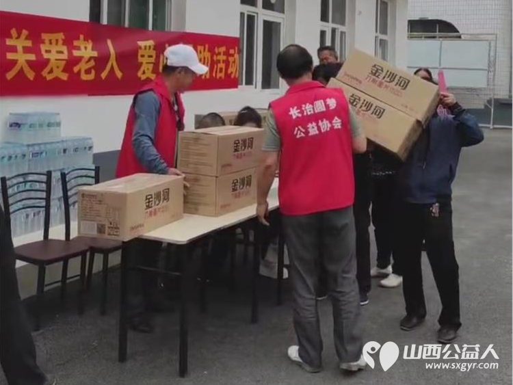 长治市圆梦公益协会走进欢掌底村开展关爱老人爱心捐助给村里70岁以上老人送去了金沙河面片 - 第32张