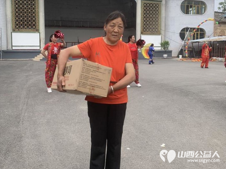 长治市圆梦公益协会走进欢掌底村开展关爱老人爱心捐助给村里70岁以上老人送去了金沙河面片 - 第27张