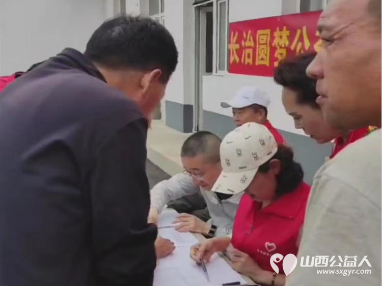 长治市圆梦公益协会走进欢掌底村开展关爱老人爱心捐助给村里70岁以上老人送去了金沙河面片 - 第8张