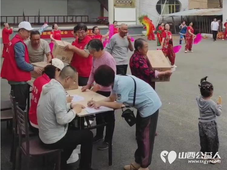 长治市圆梦公益协会走进欢掌底村开展关爱老人爱心捐助给村里70岁以上老人送去了金沙河面片 - 第7张