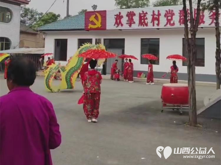 长治市圆梦公益协会走进欢掌底村开展关爱老人爱心捐助给村里70岁以上老人送去了金沙河面片 - 第17张