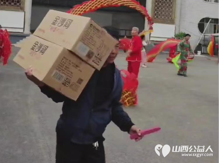 长治市圆梦公益协会走进欢掌底村开展关爱老人爱心捐助给村里70岁以上老人送去了金沙河面片 - 第26张