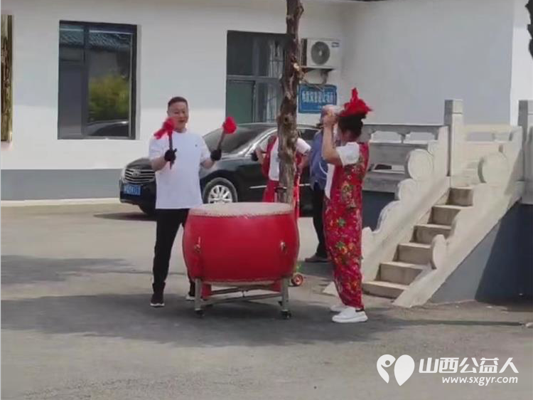 长治市圆梦公益协会走进欢掌底村开展关爱老人爱心捐助给村里70岁以上老人送去了金沙河面片 - 第16张