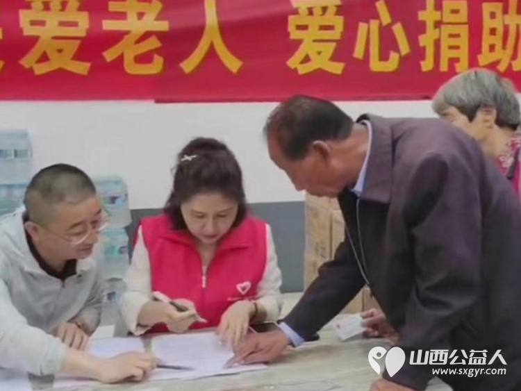 长治市圆梦公益协会走进欢掌底村开展关爱老人爱心捐助给村里70岁以上老人送去了金沙河面片 - 第6张
