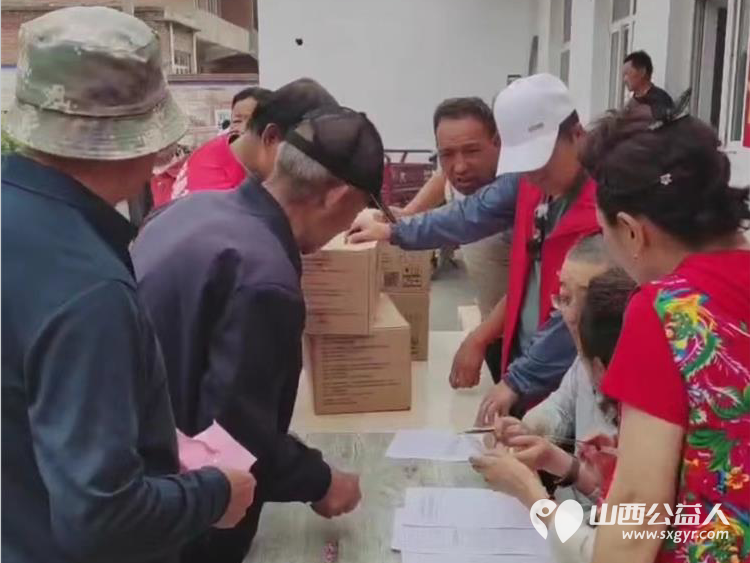 长治市圆梦公益协会走进欢掌底村开展关爱老人爱心捐助给村里70岁以上老人送去了金沙河面片 - 第31张