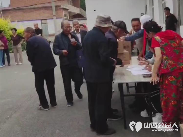 长治市圆梦公益协会走进欢掌底村开展关爱老人爱心捐助给村里70岁以上老人送去了金沙河面片 - 第30张