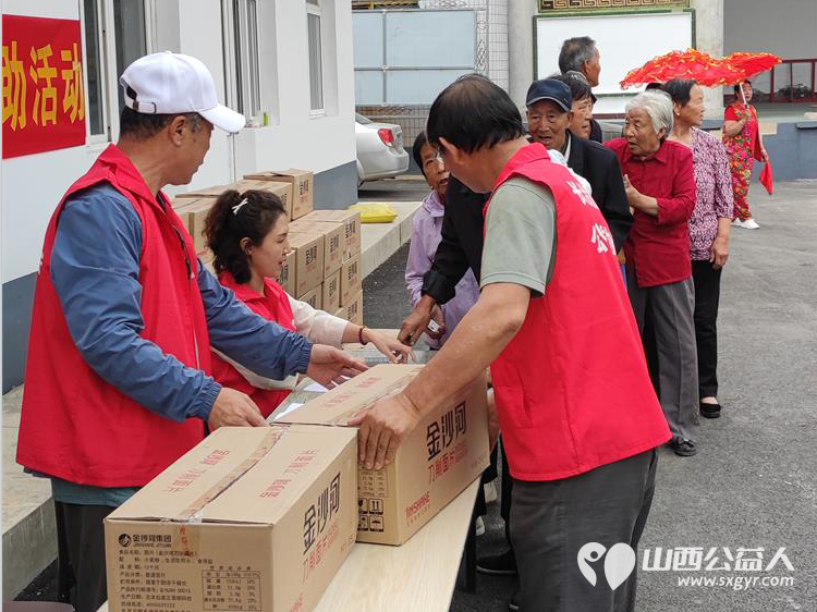 长治市圆梦公益协会走进欢掌底村开展关爱老人爱心捐助给村里70岁以上老人送去了金沙河面片 - 第5张