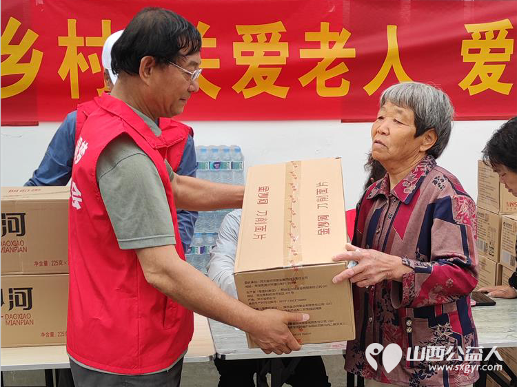 长治市圆梦公益协会走进欢掌底村开展关爱老人爱心捐助给村里70岁以上老人送去了金沙河面片 - 第23张