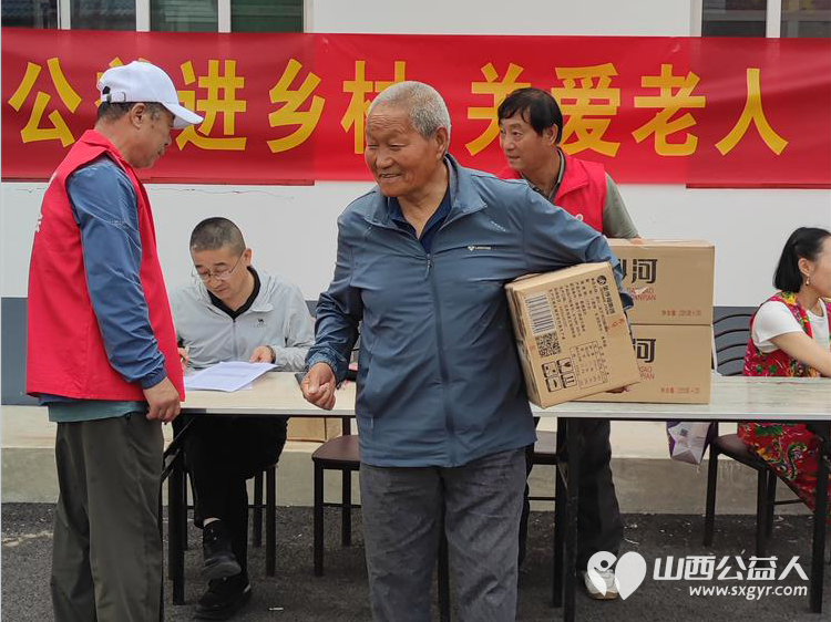 长治市圆梦公益协会走进欢掌底村开展关爱老人爱心捐助给村里70岁以上老人送去了金沙河面片 - 第22张
