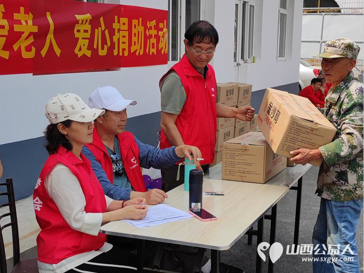 长治市圆梦公益协会走进欢掌底村开展关爱老人爱心捐助给村里70岁以上老人送去了金沙河面片 - 第2张