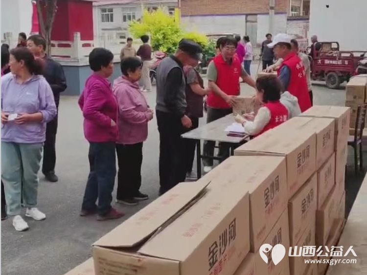 长治市圆梦公益协会走进欢掌底村开展关爱老人爱心捐助给村里70岁以上老人送去了金沙河面片 - 第34张