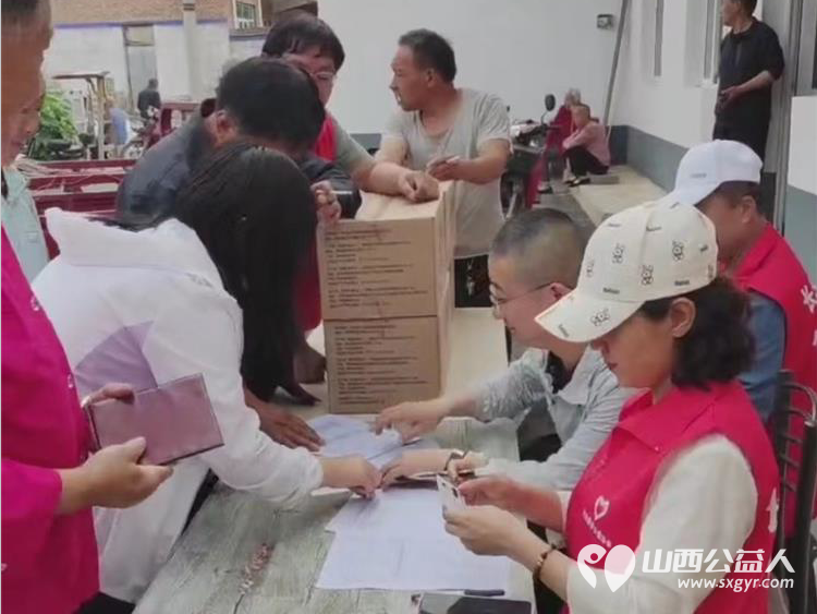 长治市圆梦公益协会走进欢掌底村开展关爱老人爱心捐助给村里70岁以上老人送去了金沙河面片 - 第3张