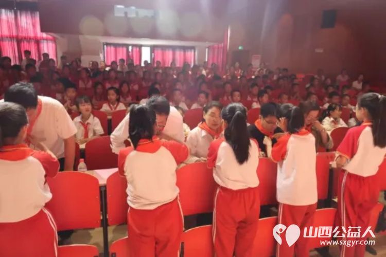 兴县举行“童心向党 奋进新时代”爱心捐赠仪式，兴县同城爱心公益协会组织志愿者参加，捐赠200套运动服 - 第3张