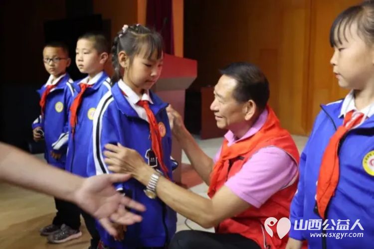 兴县举行“童心向党 奋进新时代”爱心捐赠仪式，兴县同城爱心公益协会组织志愿者参加，捐赠200套运动服 - 第7张