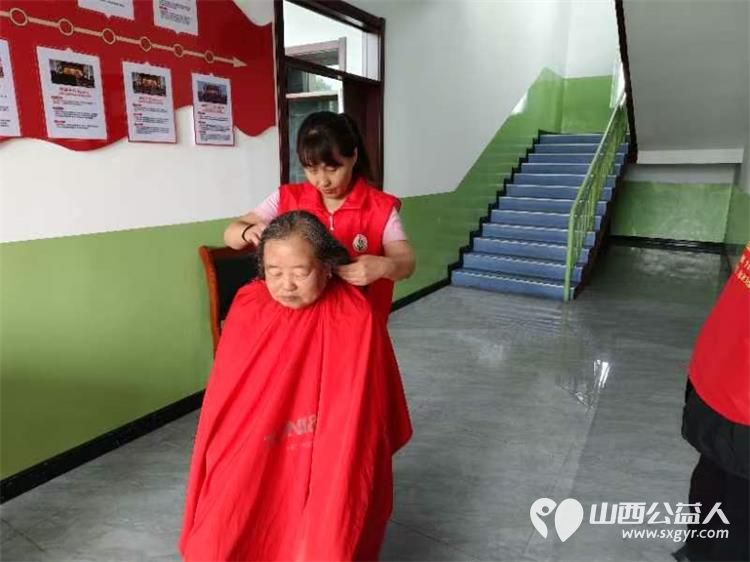 介休市敬老协会在义棠镇义棠村举行走乡村送温暖公益活动免费理发免费义诊 - 第10张 - 山西公益人 介休市敬老协会在义棠镇义棠村举行走乡村送温暖公益活动免费理发免费义诊 - 第10张