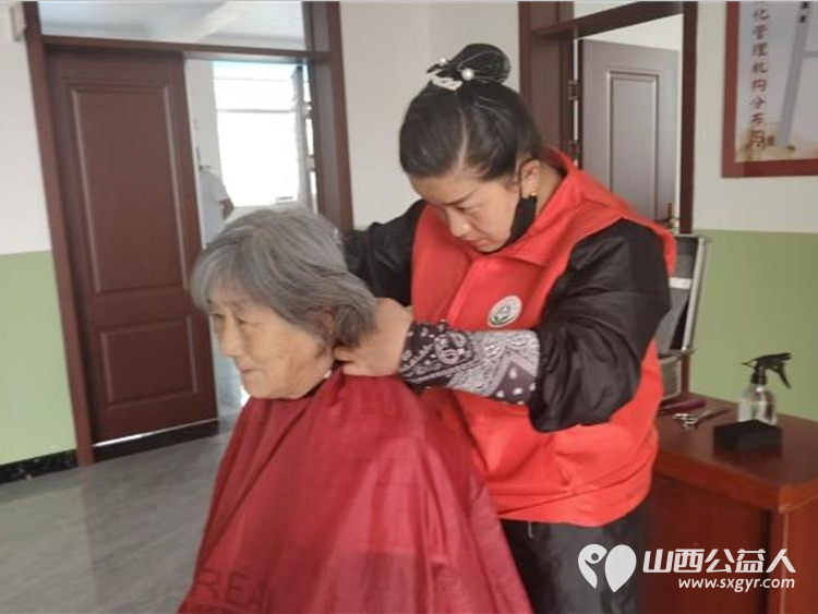 介休市敬老协会在义棠镇义棠村举行走乡村送温暖公益活动免费理发免费义诊 - 第8张 - 山西公益人 介休市敬老协会在义棠镇义棠村举行走乡村送温暖公益活动免费理发免费义诊 - 第8张