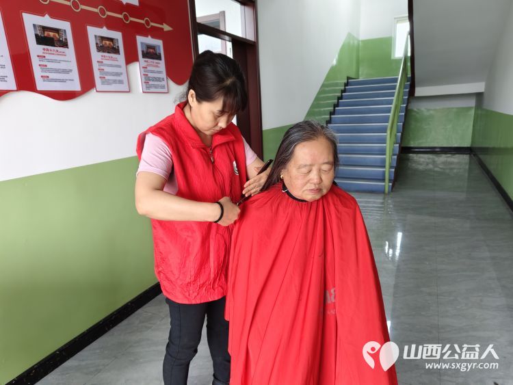 介休市敬老协会在义棠镇义棠村举行走乡村送温暖公益活动免费理发免费义诊 - 第9张 - 山西公益人 介休市敬老协会在义棠镇义棠村举行走乡村送温暖公益活动免费理发免费义诊 - 第9张