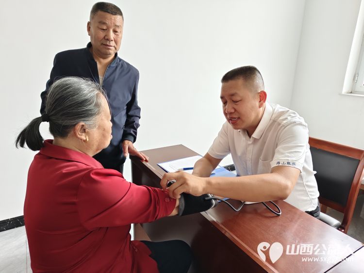 介休市敬老协会在义棠镇义棠村举行走乡村送温暖公益活动免费理发免费义诊 - 第15张 - 山西公益人 介休市敬老协会在义棠镇义棠村举行走乡村送温暖公益活动免费理发免费义诊 - 第15张