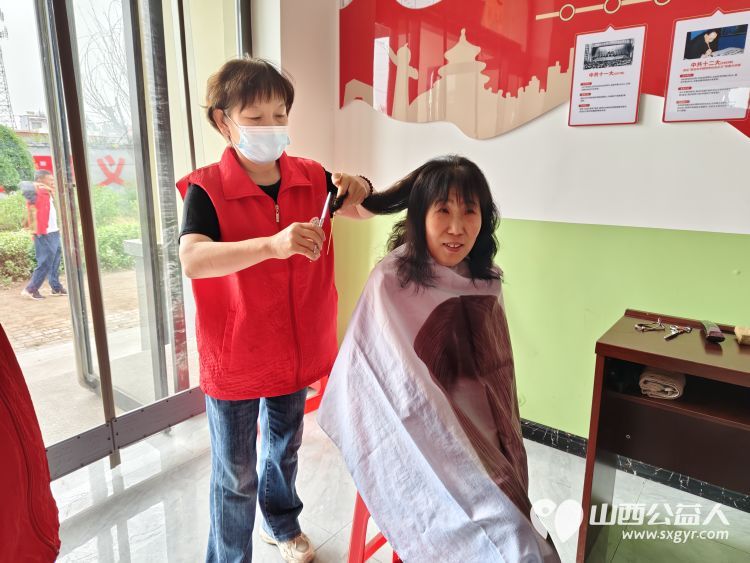 介休市敬老协会在义棠镇义棠村举行走乡村送温暖公益活动免费理发免费义诊 - 第7张 - 山西公益人 介休市敬老协会在义棠镇义棠村举行走乡村送温暖公益活动免费理发免费义诊 - 第7张