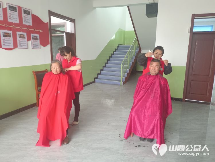 介休市敬老协会在义棠镇义棠村举行走乡村送温暖公益活动免费理发免费义诊 - 第16张 - 山西公益人 介休市敬老协会在义棠镇义棠村举行走乡村送温暖公益活动免费理发免费义诊 - 第16张