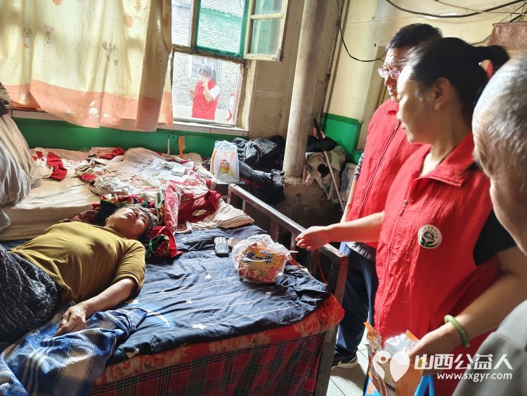 介休市敬老协会在义棠镇义棠村入户去年危房改造过的74岁低保监测户李根明家中清理卫生包饺子 - 第22张 - 山西公益人 介休市敬老协会在义棠镇义棠村入户去年危房改造过的74岁低保监测户李根明家中清理卫生包饺子 - 第22张