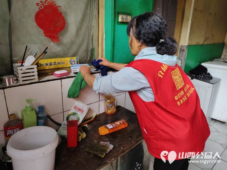 介休市敬老协会在义棠镇义棠村入户去年危房改造过的74岁低保监测户李根明家中清理卫生包饺子 - 第21张 - 山西公益人 介休市敬老协会在义棠镇义棠村入户去年危房改造过的74岁低保监测户李根明家中清理卫生包饺子 - 第21张