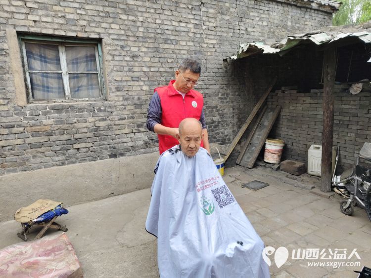 介休市敬老协会在义棠镇义棠村入户去年危房改造过的74岁低保监测户李根明家中清理卫生包饺子 - 第2张 - 山西公益人 介休市敬老协会在义棠镇义棠村入户去年危房改造过的74岁低保监测户李根明家中清理卫生包饺子 - 第2张