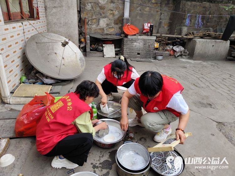 介休市敬老协会在义棠镇义棠村入户去年危房改造过的74岁低保监测户李根明家中清理卫生包饺子 - 第11张 - 山西公益人 介休市敬老协会在义棠镇义棠村入户去年危房改造过的74岁低保监测户李根明家中清理卫生包饺子 - 第11张