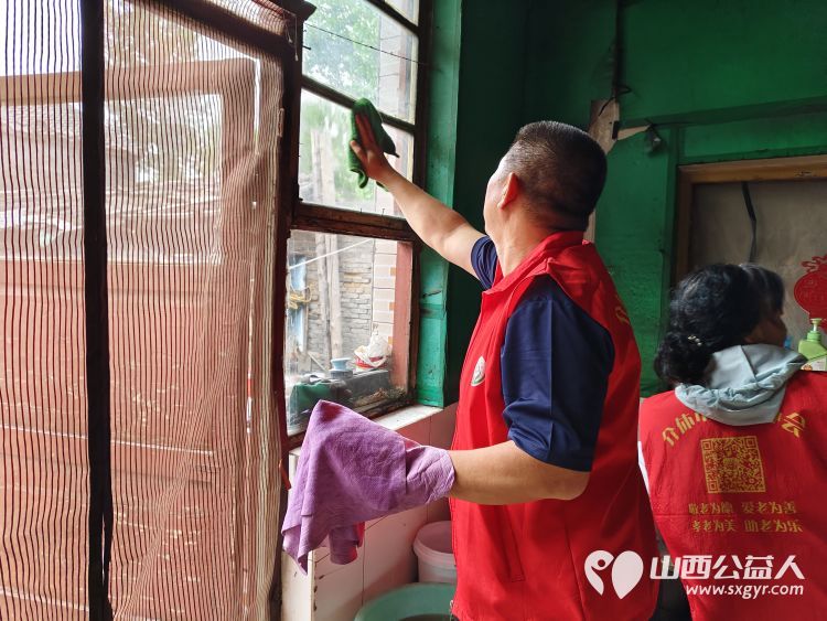 介休市敬老协会在义棠镇义棠村入户去年危房改造过的74岁低保监测户李根明家中清理卫生包饺子 - 第7张 - 山西公益人 介休市敬老协会在义棠镇义棠村入户去年危房改造过的74岁低保监测户李根明家中清理卫生包饺子 - 第7张